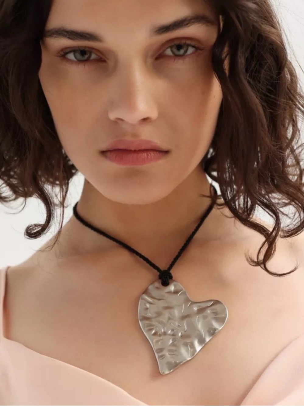 Urban Outfitters Silver-Tone Hammered Heart Pendant Necklace - Black